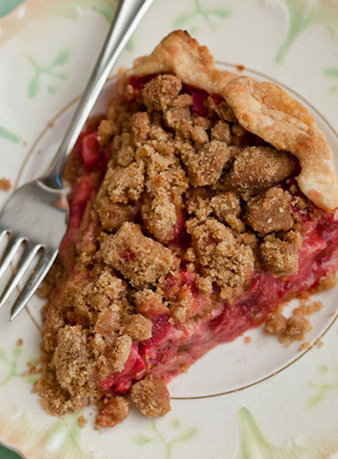 StrawberryRhubarbCrumbPie